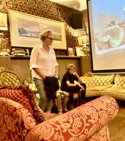 Русский Самовар, Tolstoy Lounge. Рядом Саша Пушкин, настоящий прапраправнук. Сейчас мы будем выступать.